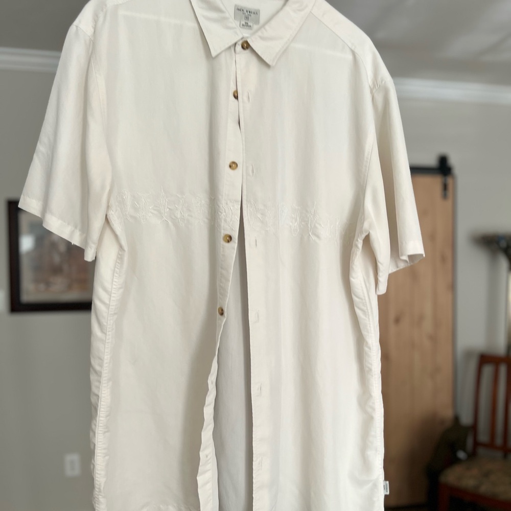 Relaxed fit, embroidery of game fish, untucked color: stone.